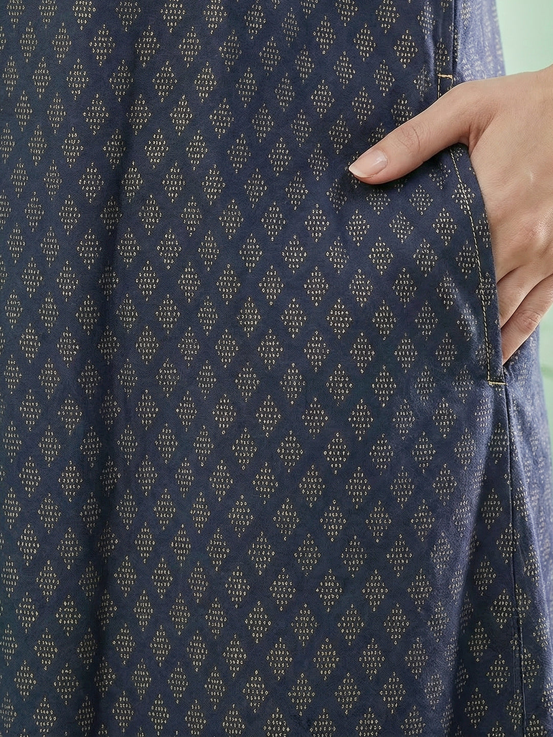 Alpine - V-Slit Round Neckline Nighty