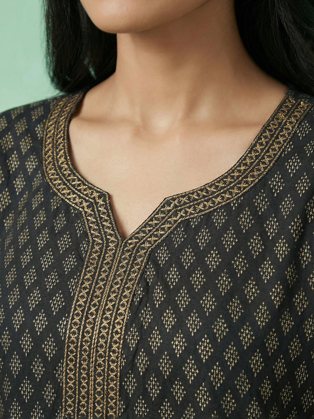 Alpine - V-Slit Round Neckline Nighty